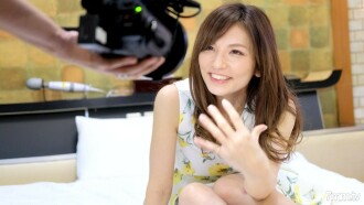Isang payat na dilag na may M-isip ~ nakatingin sa camera kahit anong gawin niya ~