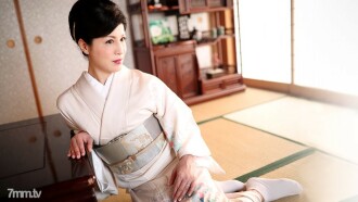Ang Mga Kasanayan sa Pagkamagulang ni Kimono Beauty Sa Kanyang Limampu