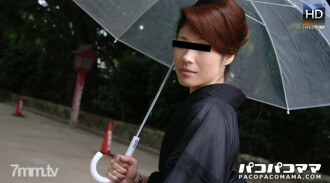Janda cantik yang kelihatan segak berpakaian berkabung
