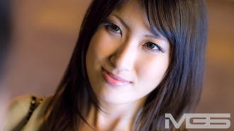 Payudara besar Aya-chan (25 tahun) boleh dilihat walaupun dari bahagian atas pakaiannya!