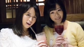 "Minum ~ ♪" pukulan mani faraj 3P kepada gadis yang mendapatnya di izakaya! Semak batang dalam buku terbuka! Bukankah ia licin! Adakah anda juga menggunakan racun herba?