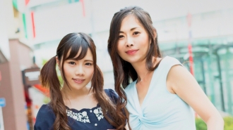 Enjoy the beautiful pussy of a beautiful parent and child found in Ikebukuro with a single tip. A mother who is too lewd who cums when her daughter hits her clitoris with an electric massage machine! Masami Oishi (47) Yuna-chan (19)