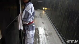 Affäre Thermalquellenausflug mit einer jungen Frau, die 18 Jahre jünger ist! Ich habe einen Outdoor-Blowjob in einem privaten Freibad bekommen! Bukkake in der heißen Quelle ~