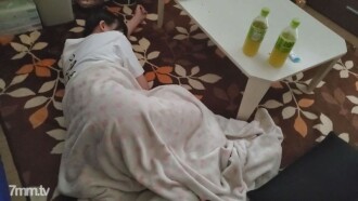 *Terbatas [Perorangan] Seorang istri yang lari dari suaminya dan tinggal di rumah. Disetrum oleh tongkat orang asing pada siang hari di hari libur