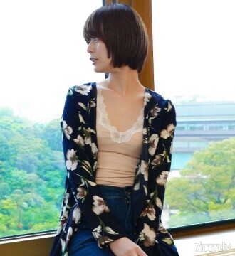 [Model GET] This fall! A 19-year-old Tokyo model who has just belonged to a modeling agency. Just put it in and it will die and it will be exposed to intense copulation w [delivery consent with cock]