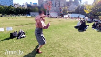 [Hinatabokko girls are crazy] GET a female college student playing on the lawn! The pussy that estrus in spring. Creampie while grabbing a young and masterpiece body! !! [Orgy]