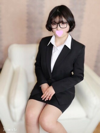 Yurika, 19 years old, isang magandang girl job hunter na mukhang idolo! Pagkatapos hubarin ang suit, siya ay may balingkinitang katawan at E-cup magandang malalaking suso! Isang mahiyain at mahiyain na babae ang nakakakuha ng cum shot!