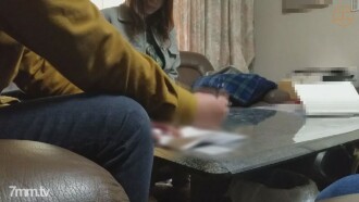 Bis 4.4. [Individuell] Besuchen Sie das Haus meiner Eltern. Die Rückseite der Vagina einer jungen Frau, die verzweifelt ihre Stimme tötet, um neben ihren Eltern nicht aufzufallen, ist mit fremdem Saft verschmutzt