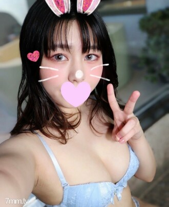 Yuika 20 Taong Ganap na Magagandang Babae! Job hunting student na may purong puting mozzarella na katawan! Ito ay sobrang sensitive at climaxed habang nakasuot ng suit! Mga pie na may mga buto sa malambot na ahit na puke ng isang transendente magandang babae!