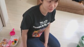 Ang bagong kasal na 19-taong-gulang na asawa [Indibidwal] ay bumisita sa bagong bahay. Ang isang batang asawa na may grinning saloobin na fucked sa pamamagitan ng utang ng kanyang asawa ay pinapagbinhi at vaginal cum shot.