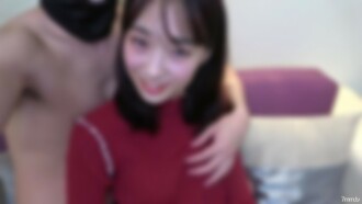 A first-year student at a famous university studying English literature. 18 years old fair-skinned slender beauty. The expression full of smiles and charm changed completely, and the inexperienced pussy of one experienced person became wet by repeatedly calling "Kimchii...". A big smile on the face even for a large amount of facial cum shot.