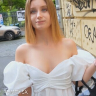 Lily, ein wunderschönes Mädchen, das viel Liebe verlangt. „Ich denke jetzt darüber nach und werde es essen.“ 