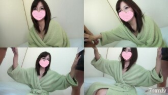 Si Honoka-chan, isang super beauty cosmetics salesperson, ay pinaglaruan ng dalawang lalaki at may dalawang magkasunod na 3P vaginal cum shot! 【selfie】