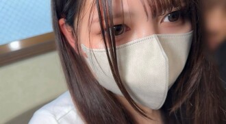 [Completely amateur] A 19-year-old who is cute but too erotic. It's a dangerous day, but I'm going to insert it raw. It feels so good that I can't stop moving my hips and I cum inside her.