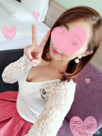 Big Dick x Married Woman] Mother of two children Hitomi (pseudonym), 38 years old, married woman addicted to big dicks, first sex video. The indecent appearance of her ascending to heaven as she is thrust up by a huge cock is too erotic for a private shoot.
