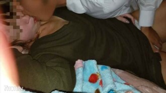 [Individual] Sa tabi ng bata... Isang magandang asawa na tumatanggap ng malaking titi habang pinaglalaruan ng lalaking hindi niya kilala.
