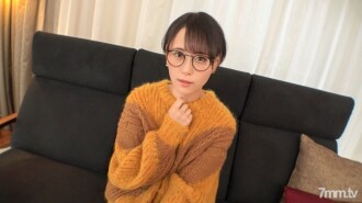 [First shot] [Beginner's whitening skin] [Curious precocious musume] Lumilitaw ang isang baguhan na babaeng naka-glasses na may lamang isang karanasang tao. Isang naghahangad na artista na humahabol sa kanyang mga pangarap ay inilantad ang kanyang instincts sa harap ng camera.. AV application sa net → AV experience shooting 1693