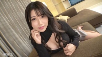 [First shot] [Idol face x nice butt] [Maraming squirting] Tuklasin ang isang magandang cute na babae na may cute na ngiti. Habang gumagawa ng maraming malalaswang tunog, sinisipsip niya ang titi, at kapag siya ay humihingal at namimilipit sa pagkabangga.