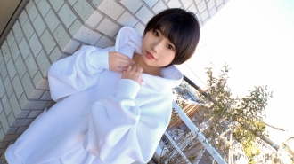 [Surprisingly perverted with a cute face? ] Just wearing a baggy hoodie and not wearing pants or skirts (panties as soon as you turn up the hoodie) A strong girl who came to the AV shoot like a step ahead of the exhibitionist. AV application on the net → AV experience shooting 1982